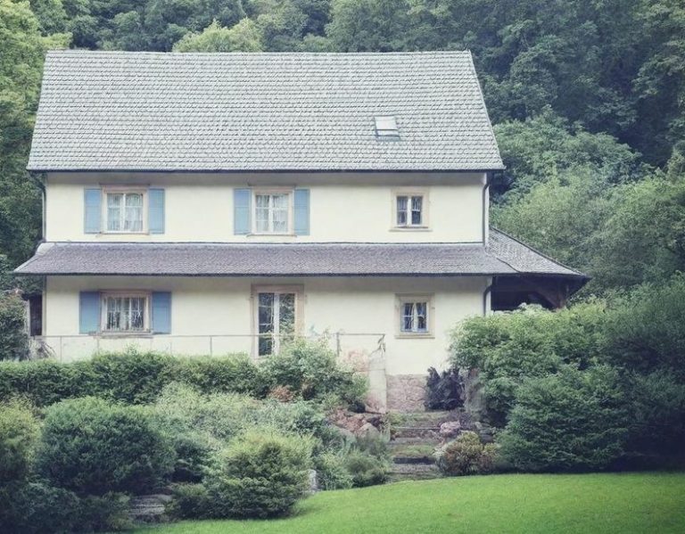 Ein Haus zeigt beispielhaft unser Angebot von Entrümpelung Hausmester Services und Unterhaltsreinigung